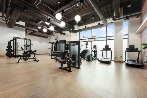 HULU+GYM+PARKING Near ShoppingUPMCUniversities - image 7