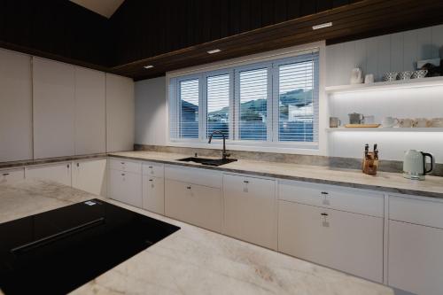 Stunning new Bach with Lake views in Kinloch