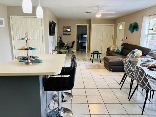Sunshine Acre 2B 2B King Master Suite, BIG Yard in Davie, USA