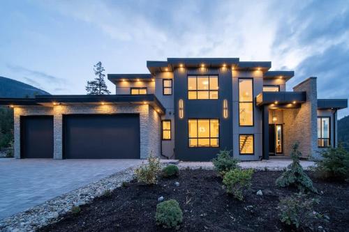 . Whistler Luxury Alpine Retreat with Mountain Views