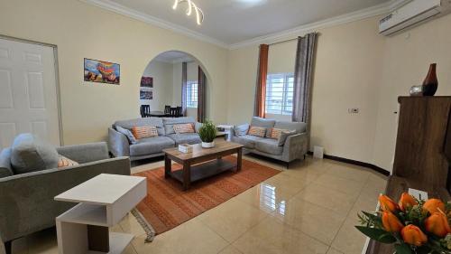 Luxury 2BR Apartment, 3 Baths, 10 Min to Airport in East Legon