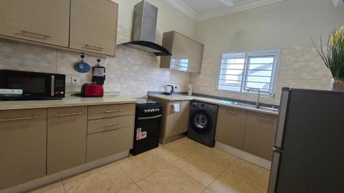 Luxury 2BR Apartment, 3 Baths, 10 Min to Airport in East Legon