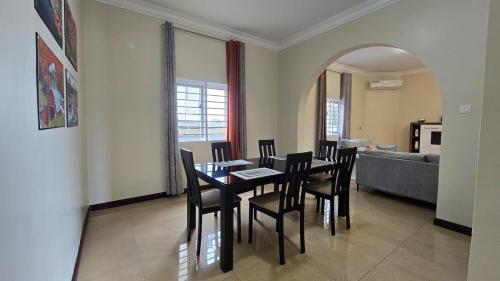 Luxury 2BR Apartment, 3 Baths, 10 Min to Airport in East Legon