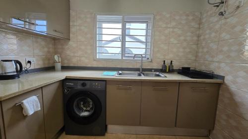Luxury 2BR Apartment, 3 Baths, 10 Min to Airport in East Legon