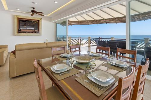 Skats, Oceanfront Apartments Vivo Resorts Puerto Escondido in Chano