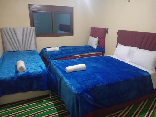1 double bed, 2 twin beds