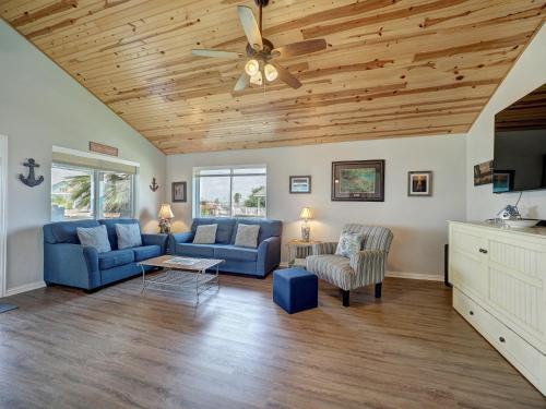 Group Retreat on Water Free Golf Cart and Kayaks in Holiday Beach (TX)