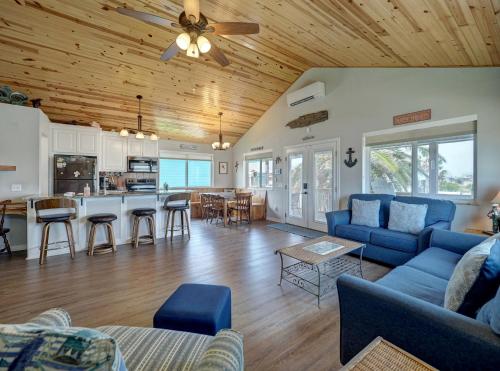 Group Retreat on Water Free Golf Cart and Kayaks in Holiday Beach (TX)