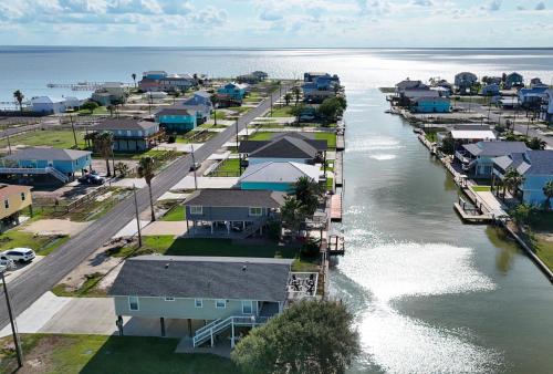 Group Retreat on Water Free Golf Cart and Kayaks in Holiday Beach (TX)
