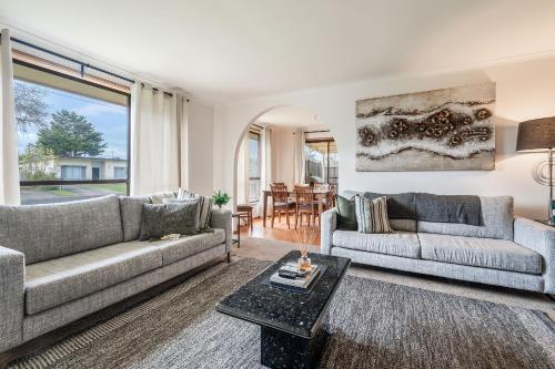 Solander's Retro Residence - Group Stay by the Beach – khách sạn tại Dromana / McCrae