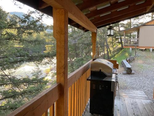 Doug's Emporium and Riverside Cabins in Hedley (BC)