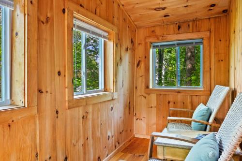 Davis Outpost Pet-Friendly Quiet Cabin w AC Screened Sunroom Walk to Trails in Otter Creek