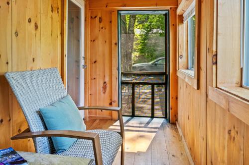 Davis Outpost Pet-Friendly Quiet Cabin w AC Screened Sunroom Walk to Trails in Otter Creek