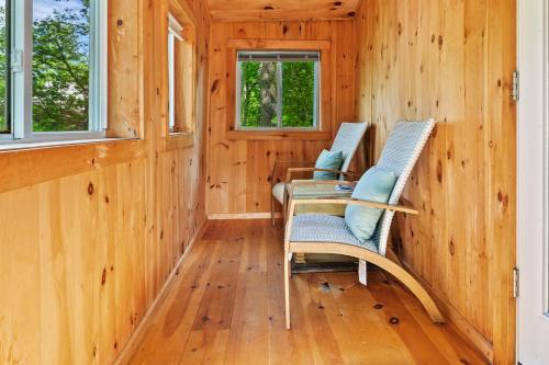 Davis Outpost Pet-Friendly Quiet Cabin w AC Screened Sunroom Walk to Trails in Otter Creek