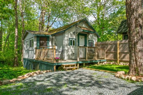 Davis Outpost Pet-Friendly Quiet Cabin w AC Screened Sunroom Walk to Trails in Otter Creek