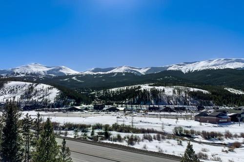 Retro Chic Roundhouse Retreat in Breckenridge, USA