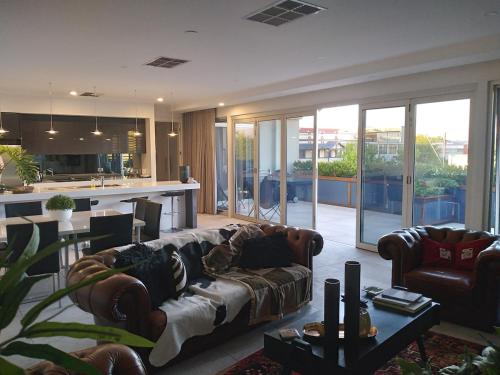 Luxury 2br CBD View Apartment with huge Balcony in Kent Town