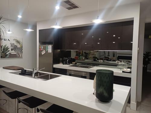 Luxury 2br CBD View Apartment with huge Balcony in Kent Town