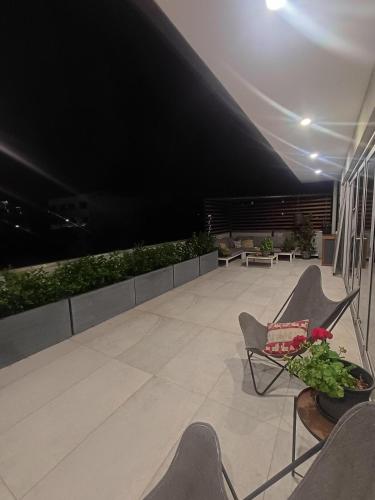 Erkély/terasz, Luxury 2br CBD View Apartment with huge Balcony in Kent Town
