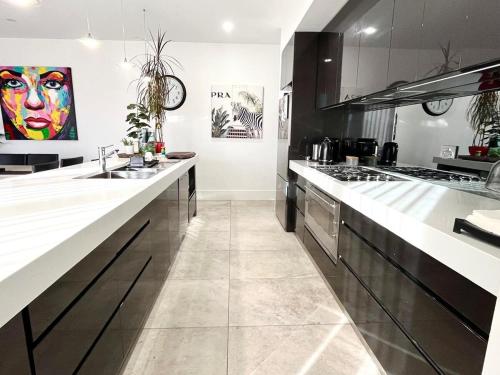 Luxury 2br CBD View Apartment with huge Balcony in Kent Town