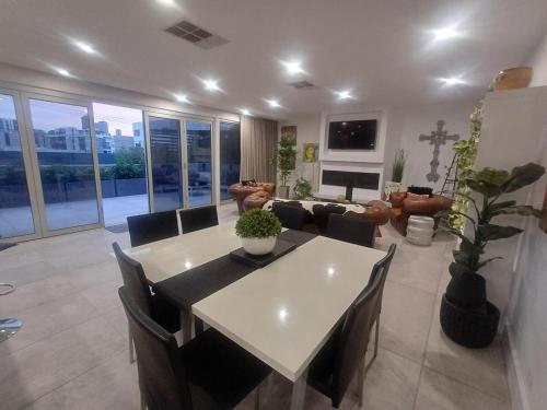 Luxury 2br CBD View Apartment with huge Balcony in Kent Town