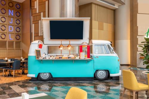 Food and beverages, Holiday Inn Shanghai Nanjing Road By IHG in Shanghai