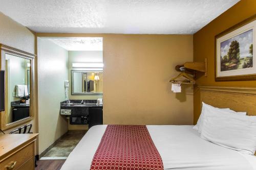 Rodeway Inn Goodlettsville South - image 13