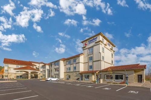 . Comfort Inn & Suites Verona at Turning Stone Resort Casino