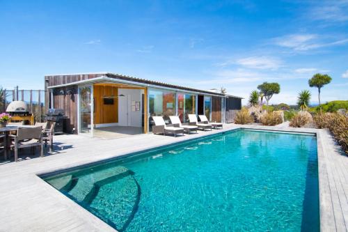 Kina Retreat - Main House with Pool Access – khách sạn tại Tasman