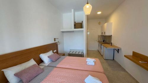 1 queen bed, 2 twin beds