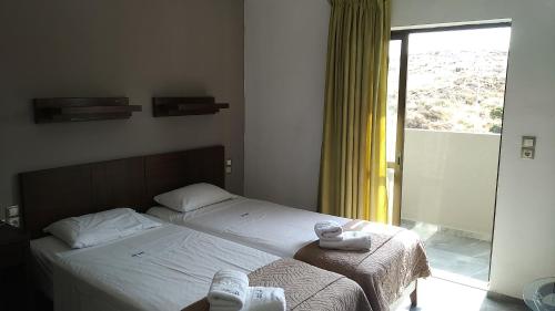 2 twin beds, 1 sofa bed