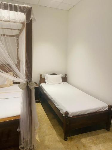 1 king bed, 1 twin bed