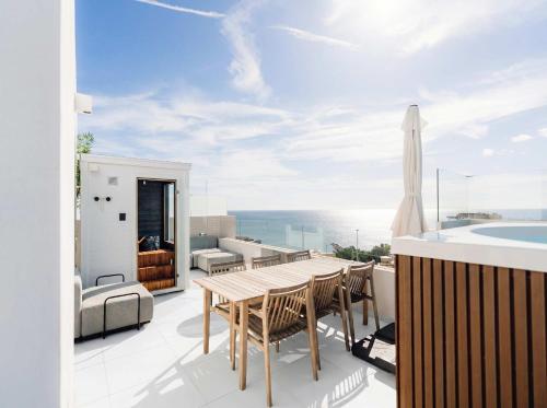 Palm Beach 3 bdr terraced house with Jacuzzi