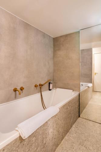 Tour Eiffel - Champ de Mars Exquisite 3BD 3BTH - image 20