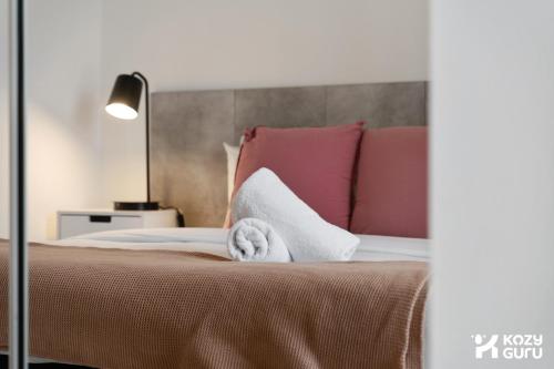 KozyGuru | Sydney CBD | Modern 2-Bedroom Apt - image 14