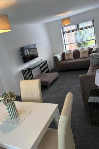 Ayr 2-Bed House Sleeps 4 with Garden & Parking – khách sạn tại Heathfield