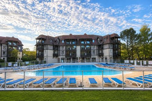 Appartement lumineux avec piscine et balcon