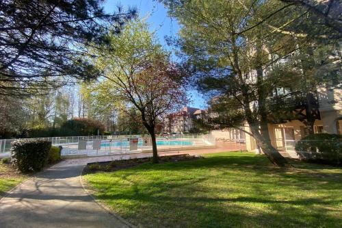 Bright apartment with pool and balcony - image 5