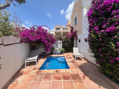 VILLA AMIRA ,sea and mountains panoramic views ,pistas de golf Marbella estepona – khách sạn tại Parque Botanico