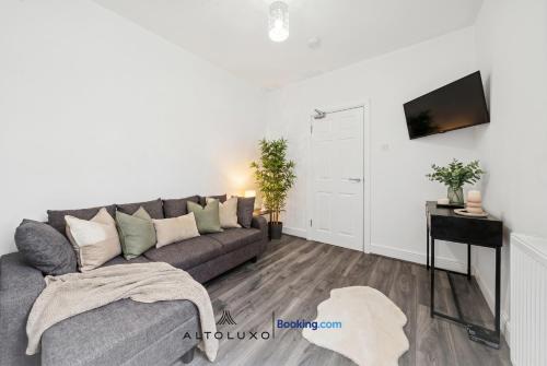 The Belle Spacious 6 Bedroom By AltoLuxo Short Lets & Serviced Accommodation With Free WiFi & Parkin – khách sạn tại Easton