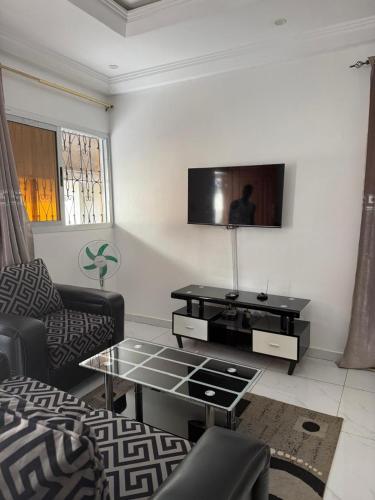 Résidence ADJOBIA Grâce Divine YAMOUSSOUKRO (Residence ADJOBIA Grace Divine YAMOUSSOUKRO) in ยามอสเซาโกร