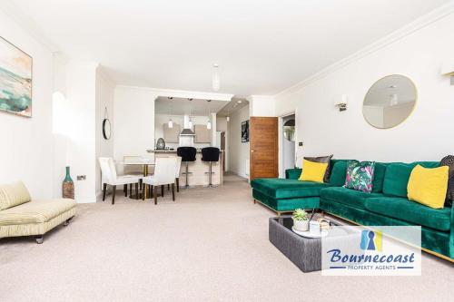 TREES by BOURNECOAST - A Spacious First Floor Holiday Apartment in Talbot Woods -10696 – khách sạn tại Talbot và Branksome Woods