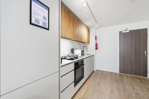 Modern 1 Bed Apartment in Birmingham - Sleeps 3 in Castle Bromwich