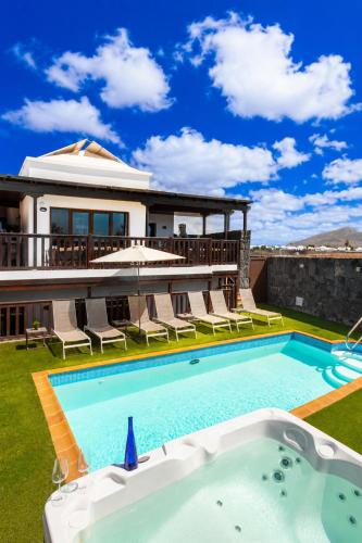 Villa Penguina Playa Blanca - 5 Bedroom - Hot Tub - Heated Pool