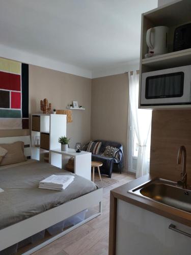 studio entièrement équipé avec balcon et accès jardin – khách sạn tại La Lunette