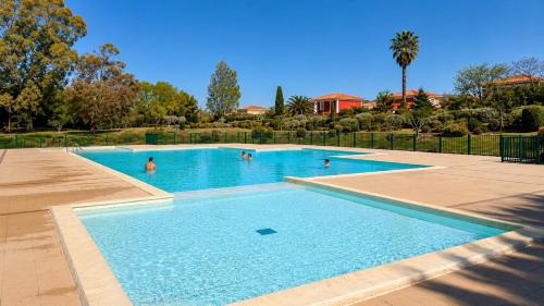 Cozy 2-room apartment with a pool, beach 8 min away!