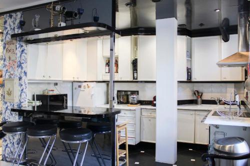 Parisian Duplex Stay Close to Transport - image 11