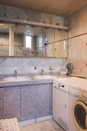 Parisian Duplex Stay Close to Transport - image 2