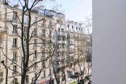 Parisian Duplex Stay Close to Transport - image 9