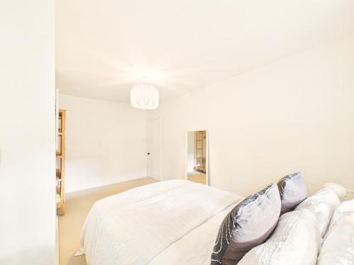NEW Stylish 2-Bed Apartment By Signature Stays with FREE Parking - image 3